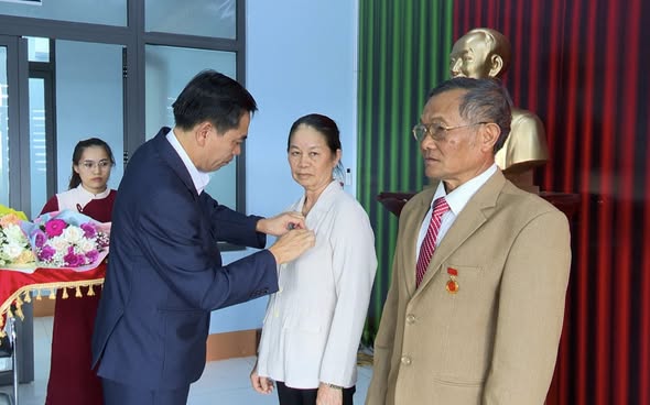 Đảng ủy xã Quảng Tân trao Huy hiệu Đảng đợt 19/5